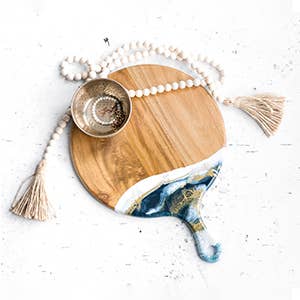 Lynn & Liana Designs - Resin cheese boards /Charcuterie Board 12" Round with handle - Merlot