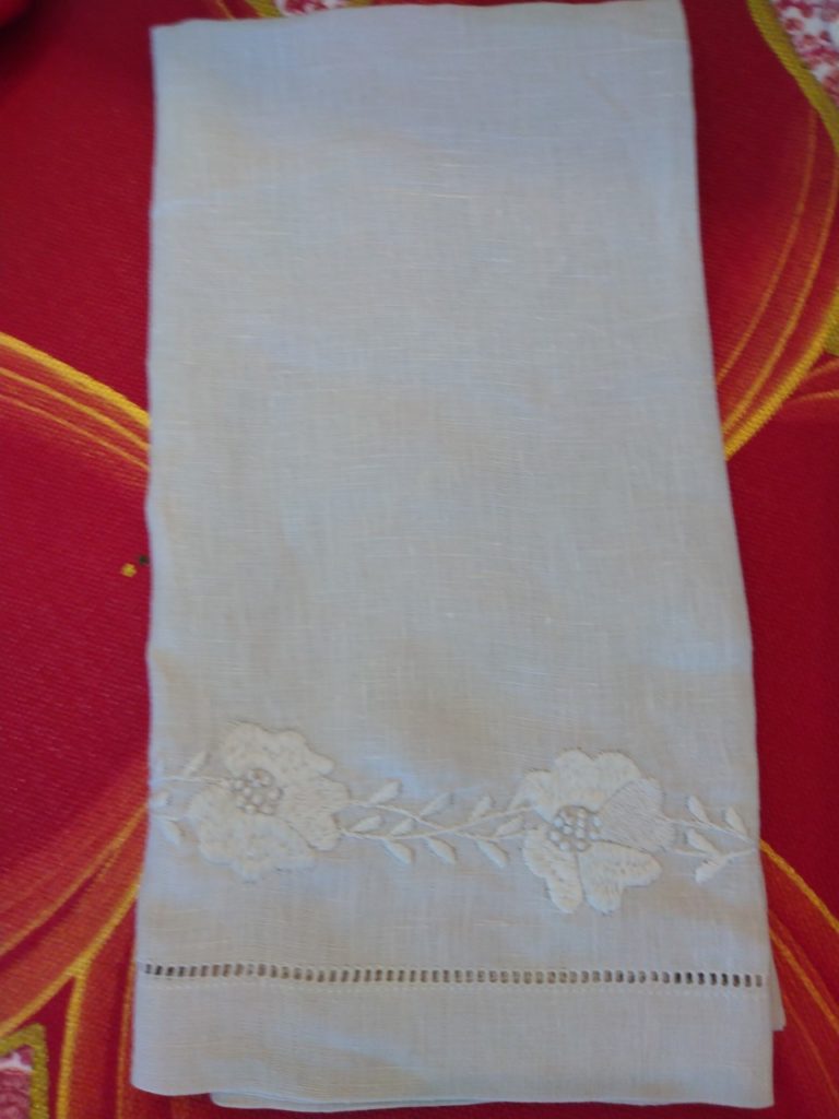 FLORAL PETAL EMBRD NAPKIN TAUPE